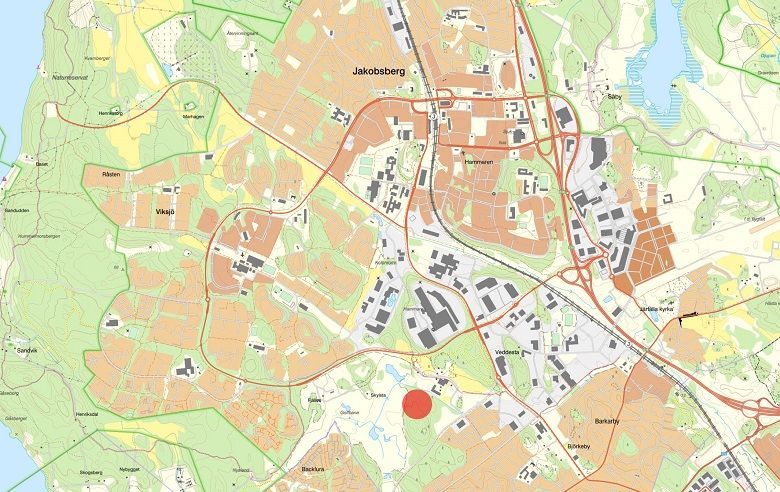 Bilden föreställer en tätortskarta där planområdets läge är markerat med en röd cirkel.