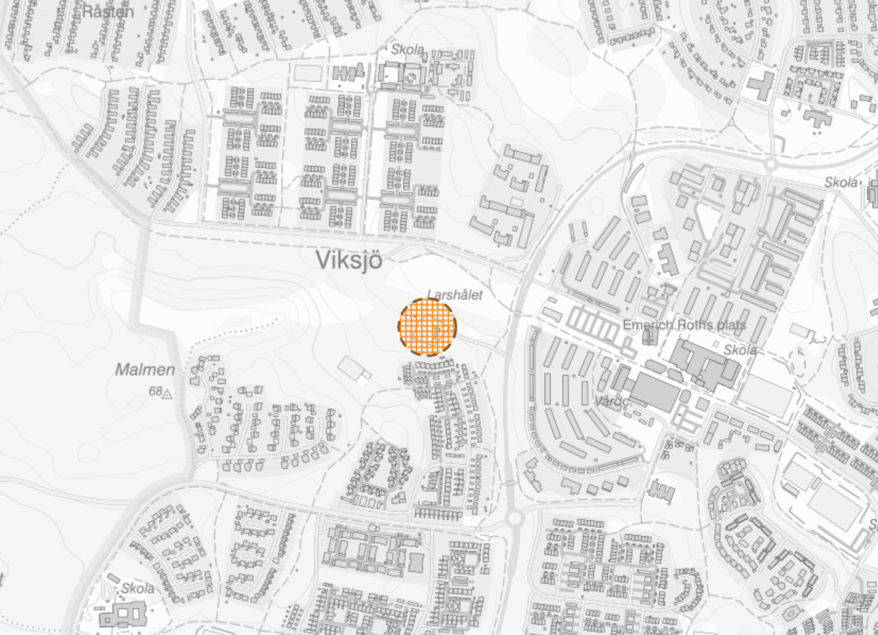 Bild som redovisar en tätortskarta över del av Viksjö där planområdet markeras med en orange cirkel.
